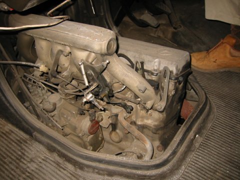 photo:エンジン（車体内側から）